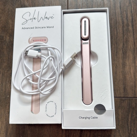 NEW Solawave 4-in-1 Radiant Renewal Facial Red Light Tool Device - Picture 3 of 4